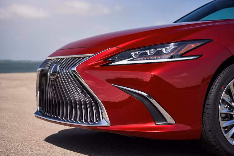 Từ model 2021 trở đi, toàn bộ phiên bản Lexus ES được trang bị tính năng theo dõi điểm mù với trợ giúp cảnh báo giao thông băng cắt phía sau. Ngoài ra, các bản Lexus ES mới cũng được dùng thử dịch vụ Lexus Enform Safety Connect trong 10 năm, ứng dụng Enform Remote của Lexus trong 3 năm, dịch vụ Lexus Enform Wi-Fi trong 3 tháng với dung lượng tối đa 4 GB, cùng với đó là dùng thử dịch vụ kết nối Lexus Enform Service Connect trong 10 năm.