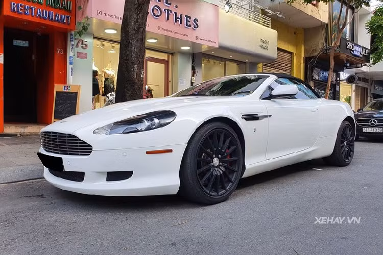 Aston Martin DB9 Volante cua ong chu Trung Nguyen tai Sai Gon