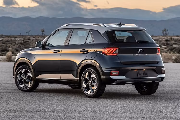 Tại thị trường Philippines, mẫu SUV cỡ B này có 5 màu sơn ngoại thất là xám Cosmic Gray, xanh Denim Blue, cam Lava Orange, đen Phantom Black và trắng Polar White. Giá xe Hyundai Venue 2021 tại Philippines khởi điểm từ 915.000 Peso (439 triệu đồng) cho bản GL và 985.000 Peso cho bản GLS (472 triệu đồng).