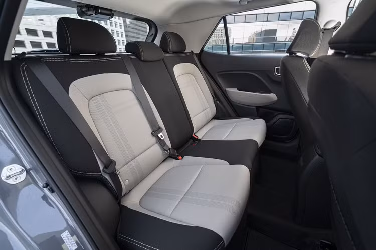 Bên trong, Hyundai Venue bản GLS cao cấp hơn được trang bị vô lăng và cần số bọc da. Trong khi đó, bản GL chỉ dùng vô lăng bọc urethane và cần số bằng PVC. Những trang bị nội thất đáng chú ý khác của Hyundai Venue 2021 tại thị trường Philippines bao gồm vô lăng gật gù và tích hợp phím chức năng, điều hòa tự động, ghế sau gập 60:40 cùng màn hình đa thông tin 3,5 inch trong bảng đồng hồ.
