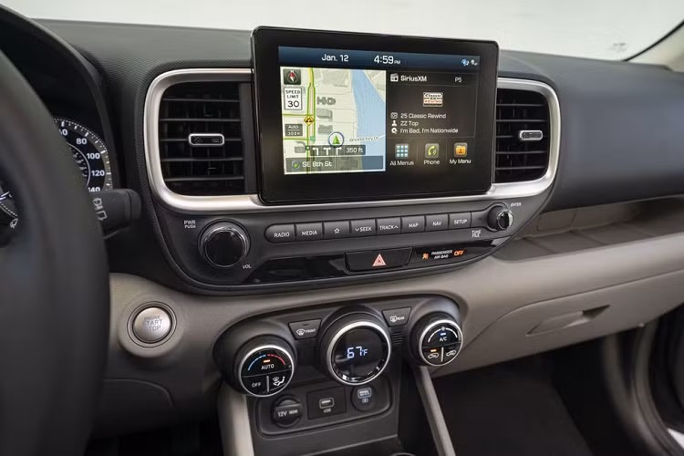 Hệ thống thông tin giải trí của Hyundai Venue 2021 tại thị trường Philippines gồm có màn hình cảm ứng 8 inch tiêu chuẩn nằm độc lập trên mặt táp-lô, giữa 2 cửa gió điều hòa trung tâm. Màn hình này hỗ trợ radio AM/FM, kết nối Bluetooth, USB, Apple CarPlay và Android Auto. Ngoài ra, bản GLS sẽ dùng hệ thống âm thanh 6 loa trong khi bản GL chỉ có 4 loa.