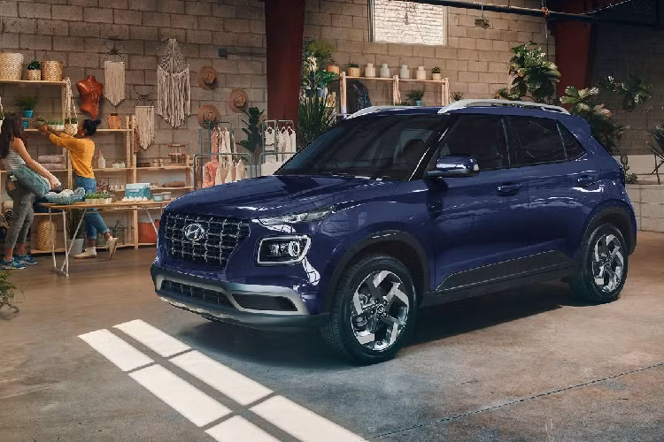 Vào hồi tháng 1 đầu năm nay, hãng Hyundai đã bất ngờ giới thiệu Venue - mẫu SUV nhỏ hơn và rẻ hơn Kona - tại thị trường Singapore. Đến nay, sau 9 tháng, Hyundai Venue 2021 mới lại tiếp tục ra mắt một thị trường Đông Nam Á nữa, đó là Philippines.