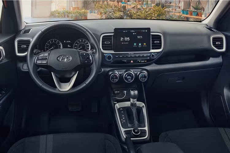 Ngoài ra, Hyundai Venue 2021 còn được trang bị cụm đèn hậu vuông vắn, tạo cảm giác đồng điệu cho thiết kế ngoại thất. Tạo hình bên trong cụm đèn hậu lấy cảm hứng từ chữ "Z" trông khá độc đáo. Tùy vào phiên bản, Hyundai Venue 2021 tại thị trường Philippines sẽ được trang bị bộ vành hợp kim có đường kính 15 inch hoặc 17 inch.