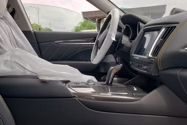 Chiếc SUV hạng sang Maserati Levante Trofeo được đồn đoán của Minh Nhựa có màu sơn vàng độc nhất vô nhị tại Việt Nam, xe được nhập khẩu chính hãng với mức giá bán được hé lộ rơi vào khoảng 14 tỷ đồng. Nội thất chiếc SUV hạng sang Maserati Levante Trofeo màu vàng độc nhất Việt Nam bọc da màu đen cùng các chi tiết ốp carbon và cả điểm nhấn màu vàng nổi bật.