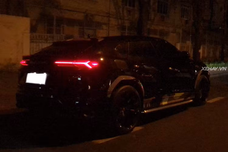 Siêu phẩm Lamborghini Urus này đã được chủ nhân thay "áo" bằng lớp dán đề-can hoạ tiết hình rằn-ri màu độc đáo. Tuy nhiên, chỉ ít lâu sau, chủ xe tiếp tục bóc bỏ lớp đề-can rằn-ri ở nhiều bộ phận như nắp ca-pô, một phần thân xe và đuôi xe để trả lại lớp sơn đen nguyên bản.