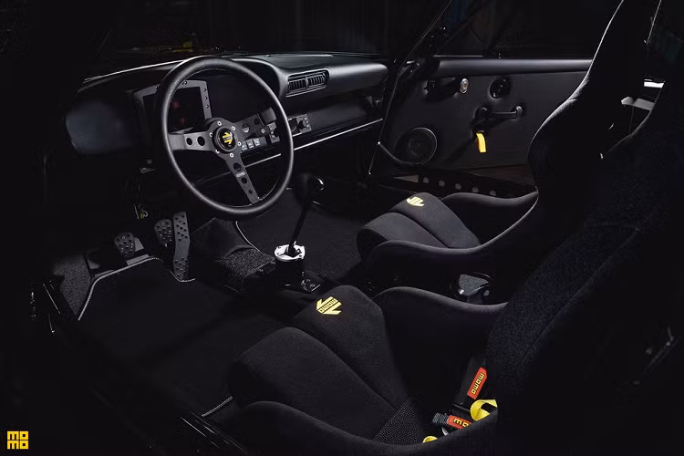 Cabin 2 chỗ ngồi của Porsche 911 Safari mang đậm phong cách xe đua với vô-lăng Momo Prototipo, ghế ngồi thể thao bọc da Recaro và chống lật (roll-cage) được gia cố thêm.