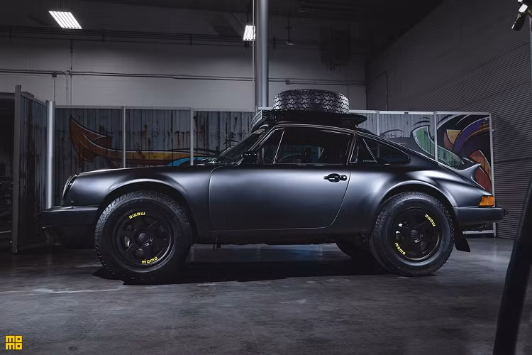 Về khung gầm, hệ thống treo là phần được thay đổi toàn diện nhất. Cụ thể, chiếc Porsche 911 Safari độ off-road sở hữu cụm giảm chấn đôi có thể tùy chỉnh được độ đàn hồi từ thương hiệu Exe-TC, lò xo do hãng Eibach cung cấp và tay đòn treo trước được KMR gia cố. Ngoài ra, phanh đĩa ở cả 4 bánh đều sử dụng cùm phanh hiệu năng cao của Brembo.