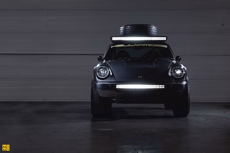 Hệ thống chiếu sáng của Porsche 911 Safari được nâng cấp để phục vụ cho điều kiện ánh sáng yếu. Ngoài cụm đèn dây tóc nguyên bản được chuyển sang loại đèn LED Projector, chiếc 911 Safari còn sở hữu 2 dải đèn LED trợ sáng của hãng Black Oak lắp ở cản trước và trên nóc xe.