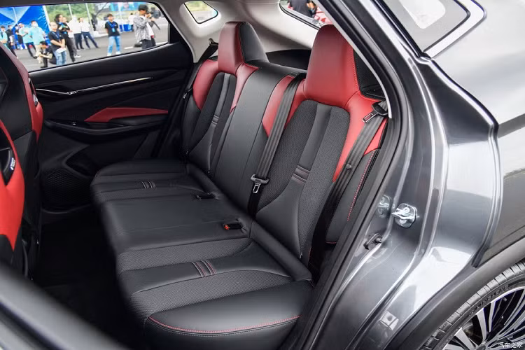 Oshan X5 mới có trang bị một động cơ tăng áp dung tích 1.5 lít sản sinh tối đa 180 mã lực và 300 Nm mô-men xoắn cực đại. Động cơ hoạt động phối hợp một hộp số ly hợp kép 7 cấp và hệ dẫn động cầu trước.