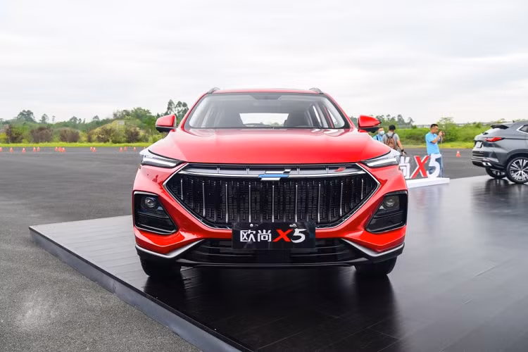 Cách đây khoảng 2 tháng, mẫu SUV hạng C mang tên Oshan X5 2021 mới đã được ra mắt chính thức trước công chúng lần đầu tại Triển lãm Ô tô Thành Đô 2020.