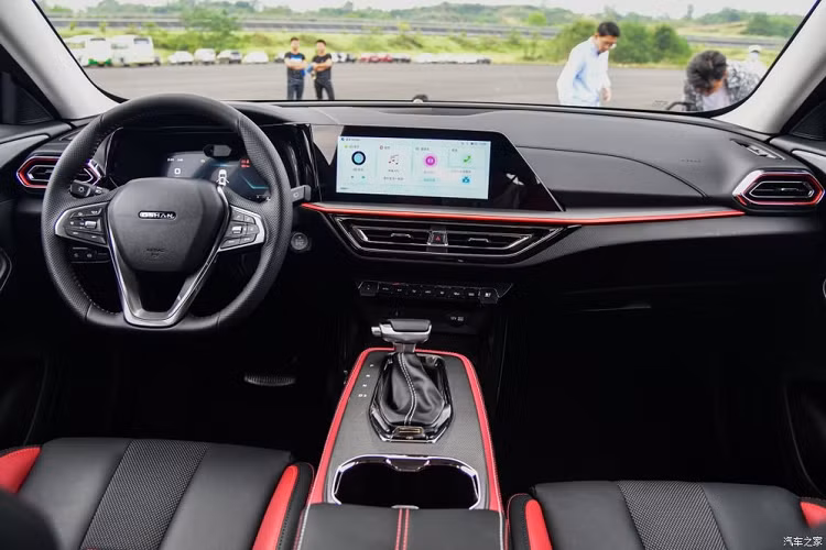 Tuy nhiên nhận định có phần không thực chính xác chiếc xe nhái Maserati Levante, bởi Levante có phong cách tròn trịa trong khi X5 thì có chỗ góc cạnh hơn, lưới tản nhiệt của X5 cũng lớn hơn.