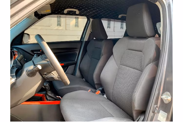 Để tăng tiện nghi và giải trí, chiếc Suzuki Swift đời 2019 được chủ nhân nâng cấp màn hình Android mới để thay cho màn hình cảm ứng kích thước 7 inch theo xe. Sơn đỏ trang trí một số chi tiết trong xe để tăng phong cách thể thao. Ngoài ra, trần xe còn được bọc lại.