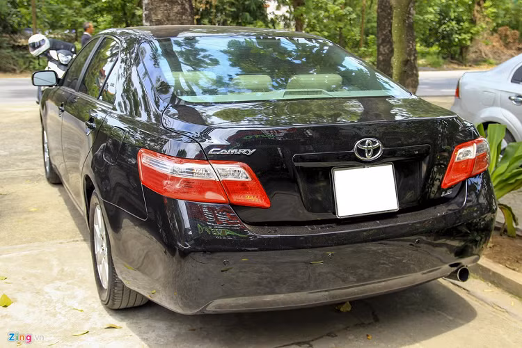Chiếc xe trong bài là Camry phiên bản LE nhập khẩu nguyên chiếc từ Mỹ. Xe đã đi gần 80.000 km, được định giá khoảng 500-550 triệu. Cùng nguồn gốc nhập khẩu nhưng các phiên bản Camry cao cấp như XLE, SE (động cơ 2.4L) có giá hơn 600 triệu đồng. Riêng các phiên bản sử dụng động cơ 3.5L giá bán còn cao hơn. 