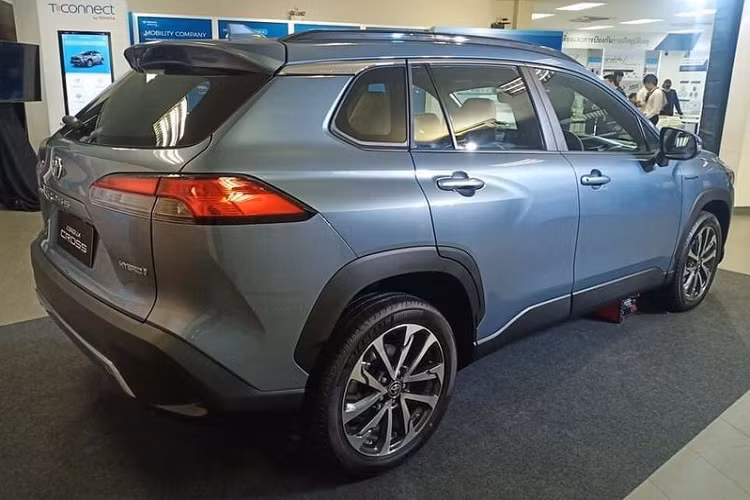 Corolla Cross 2021 tại Việt Nam sẽ được nhập khẩu 100% từ Thái Lan, giá xe Toyota Corolla Cross 2021 dự kiến chỉ từ 8xx triệu đồng, mức giá này chắc chắn sẽ đưa Corolla Cross 2021 trở thành "bom tấn" mùa hè 2020 tại thị trường nước ta. Rất nhiều cư dân mạng đã bày tỏ rằng nếu xe có giá trong khoảng 850 - 900 triệu đồng thì thực sự rất đáng mua.