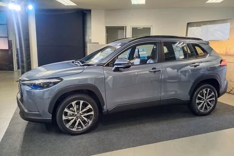  Toyota Corolla Cross 2021 mới đã chính thức được trình làng tại Thái Lan, với giá bán khởi điểm từ 31.800 USD (khoảng 740 triệu đồng) và với 4 phiên bản là 1.8 Sport, Hybrid Smart, Hybrid Premium và Hybrid Premium Safety. Trước sức hút của Corolla Cross hoàn toàn mới, các đại lý Toyota Việt Nam đã lập tức nhận đặc cọc cho mẫu xe này cùng lời cam kết xe sẽ về nước trong tháng 8 tới.