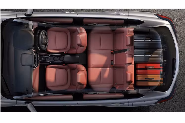 Về truyền động, với bản hybrid mới (kết hợp động cơ xăng 1.8L và động cơ điện cho tổng công suất 170 mã lực / 305Nm, đi kèm hộp số e-CVT), Corolla Cross sẽ là mẫu xe đầu tiên sử dụng công nghệ Hybrid tại Việt Nam trong phân khúc xe phổ thông. Ngoài ra, cũng giống thị trường Thái Lan, xe sẽ có một tùy chọn động cơ thông thường, đó là máy xăng 1.8L sản sinh công suất 140 mã lực và mô-men xoắn cực đại 175Nm, kết hợp với hộp số tự động vô cấp CVT và hệ dẫn động cầu trước.