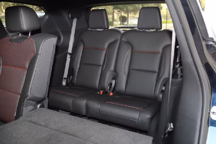 Bên sườn, Chevrolet Blazer thế hệ mới có thiết kế góc cạnh với đường dập gân kéo dài từ đầu đến đuôi xe. Trong khi đó, cột A và cột B được sơn màu đen, tạo hiệu ứng nóc lơ lửng khá thời thượng. Đáng tiếc là thiết kế đuôi xe của mẫu SUV cỡ trung này trông khá đơn điệu với cụm đèn hậu nhỏ và 2 ống xả hình thang.