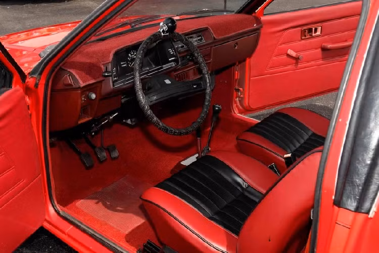 Một nửa đầu xe được trang bị nội thất bọc da màu đỏ chủ đạo. Đầu còn lại đi kèm nội thất bọc da màu đen chủ đạo. Bên dưới 2 nắp ca-pô là cặp đôi động cơ xăng 4 xi-lanh, dung tích 1,6 lít, sản sinh công suất tối đa khoảng 80 mã lực. Cả 2 động cơ đều kết hợp với hộp số sàn 4 cấp. Nhờ đó, người dùng có thể lái chiếc xe ở đầu nào cũng được.