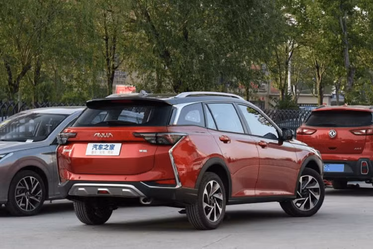 Mới đây, Fengshen đã cho ra mắt một mẫu xe mới mang tên Yixuan GS mà trước đây được gọi là Fengshen Yixuan RV 2020 mới. Fengshen Yixuan GS được giới thiệu là một chiếc crossover wagon thể thao với phong cách thiết kế sắc sảo. Nó có khoảng sáng gầm khá cao, lớp sơn ngoại thất hai tông màu, nóc xe màu đen với giá đỡ sáng bóng, và điểm đáng lưu ý nhất là những dọc màu sáng ở bên cạnh mũi và đuôi xe.