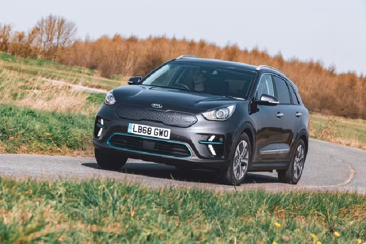 Cấu hình e-Niro 2 thấp nhất trang bị gói pin 39 kWh, sản sinh công suất 134 mã lực và mô-men xoắn cực đại 391 Nm. Kia cho biết cấu hình này có khả năng tăng tốc 0-100 km/h trong 9,5 giây, tốc độ tối đa 154 km/h và phạm vi hoạt động là 289 km, khi chạy ở tốc độ thấp trong thành phố là 403 km thông qua quy trình đánh giá WLTP của châu Âu. Bộ sạc 7,2 kWh có thể nạp đầy điện năng cho gói pin 39 kWh trong khoảng 6 tiếng 10 phút, trong khi đó mức sạc 0-80% chỉ trong 57 phút khi dùng bộ sạc DC 100kWh.