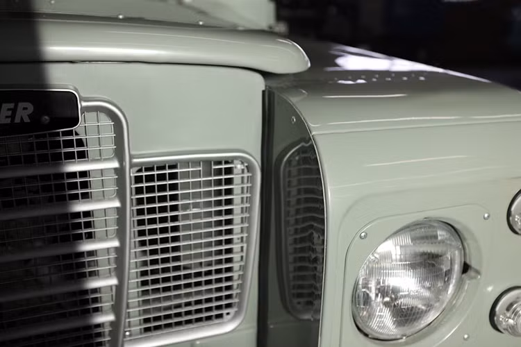 Họ là những người chịu trách nhiệm cho chiếc Ford Bronco điện đầu tiên, và một trong những sản phẩm mới nhất của họ là chiếc Land Rover Series III cổ mang đầy đủ tính năng và độ sang trọng của một chiếc xe hiện đại, một hệ truyền động điện, và một cái giá ngang ngửa siêu xe.