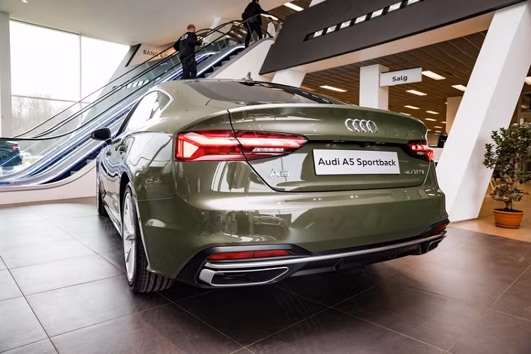 Về nội thất, chiếc xe sang nhà Audi sở hữu khoang cabin phủ da đen hơi bình thường, không có thêm bất kì điểm nhấn bằng màu sắc sống động nào. Nhìn chung, không gian bên trong xe khá phù hợp với diện mạo bên ngoài.