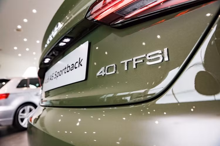 Audi A5 Sportback bản 40 TFSI cũng sử dụng động cơ xăng tăng áp 2.0L giống 45 TFSI ở Mỹ nhưng chỉ cho công suất 187 mã lực và mô-men xoắn cực đại 320Nm.