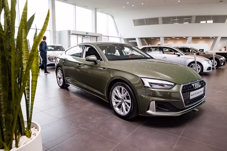 Màu sơn này có tên District Green và chiếc xe trong bài viết là một chiếc Audi A5 Sportback 2020 mới tiêu chuẩn. District Green trông khá giống Army Green nhưng không bắt mắt bằng.