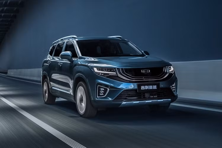 Riêng 2 hàng ghế sau có thể gập phẳng xuống sàn và đủ chỗ để đặt giường đôi lên đây. Khi 2 ghế sau gập xuống, Geely Okavango 2021 mang đến khoang hành lý có thể tích 2.050 lít. Ngoài ra, ở thị trường Trung Quốc, mẫu xe này còn có phiên bản 5 chỗ với khoang hành lý 2.370 lít nếu ghế sau gập xuống. Xe sở hữu động cơ xăng 4 xi-lanh, tăng áp, dung tích 1,5 lít do Geely và Volvo cùng nhau phát triển. Động cơ kết hợp với hệ thống mild hybrid 48V-EMS, tạo ra công suất tối đa 190 mã lực và mô-men xoắn cực đại 300 Nm.