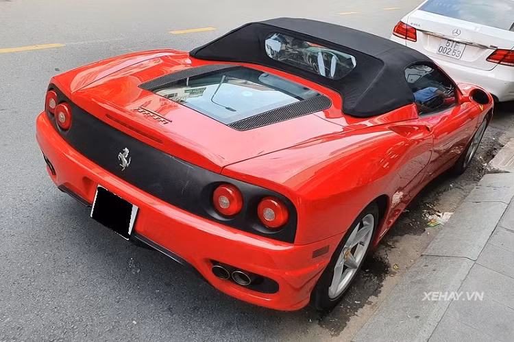 Sau đó, Ferrari 360 Spider đã tìm được chủ nhân mới. Hiện tại, xe đã được "đeo giày" mới so với thời điểm năm 2016. Bộ vành mới có thiết kế 5 chấu màu bạc sáng trong khi loại cũ là kiểu đa chấu kép sơn đen bóng.