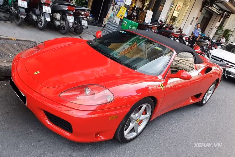 Khó khăn lắm chúng ta mới lại có dịp ngắm nhìn chiếc siêu xe Ferrari 360 Spider màu đỏ rực rỡ này trên đường phố. Ferrari 360 Spider là biến thể mui mềm của mẫu 360 Modena, xe có chiều dài 4.477 mm, chiều rộng 1.922 mm, cao 1.235 mm và trục cơ sở xe là 2.600 mm.
