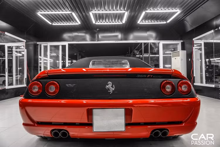 Thiết kế trên F355 Spider không có quá nhiều khác biệt so với F355 Berlinetta, cản trước được trang bị mặt ca-lăng sơn đen, ở vị trí trung tâm là logo “ngựa chồm” bằng bạc của thương hiệu siêu xe đến từ Ý. Xe được sơn màu đỏ Rosso Corsa đặc trưng của Ferrari, đi kèm với đó là phần mui vải màu đen đối lập.