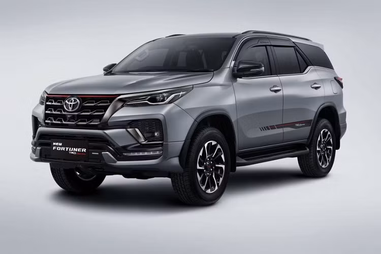 Thêm vào đó là những trang bị an toàn như 7 túi khí, hệ thống hỗ trợ khởi hành ngang dốc, camera 360 độ và phát hiện điểm mù. Tại thị trường Indonesia, Toyota Fortuner TRD Sportivo 2020 có thể dùng động cơ diesel 2,4 lít hoặc máy xăng 2,7 lít. Trong khi đó, động cơ diesel 4 xi-lanh, tăng áp, dung tích 2,8 lít không được dùng cho Toyota Fortuner 2020 ở thị trường này.