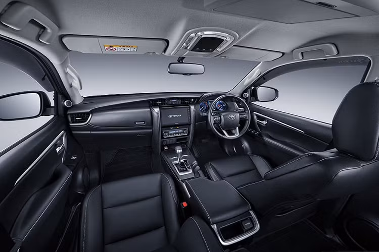 Chưa hết, Toyota Fortuner TRD Sportivo 2020 còn có một số chi tiết màu đỏ nổi bật trên lưới tản nhiệt và ở nắp trục bánh. Trong khi đó, bên sườn xe xuất hiện vè che mưa mới màu đen. Không chỉ bổ sung phụ kiện ngoại thất, hãng Toyota còn nâng cấp cả nội thất của Fortuner TRD Sportivo 2020. Theo đó, ở thị trường Indonesia, mẫu SUV cỡ trung này được trang bị nội thất màu đen tuyền, trừ trần xe màu xám.