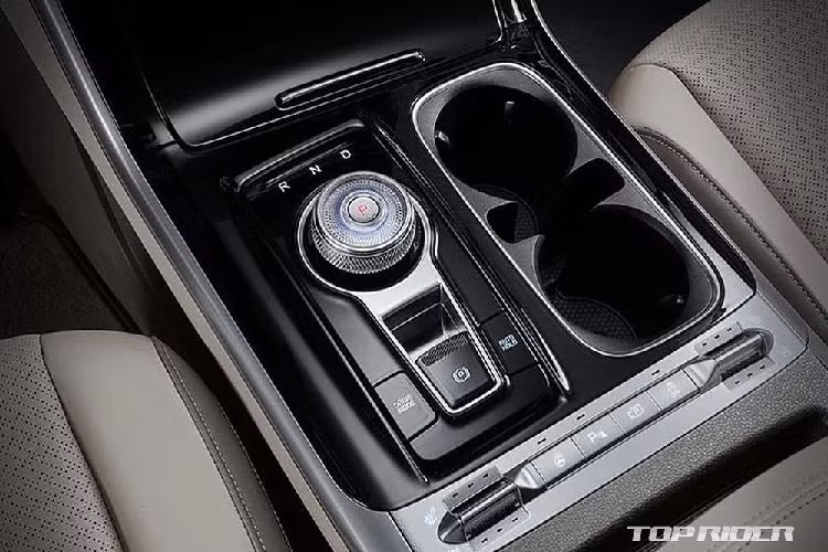 Bên trong Kia Sedona thế hệ thứ 4 là không gian nội thất 7 chỗ, 9 chỗ hoặc 11 chỗ, tùy phiên bản. Bước vào bên trong xe, người lái sẽ tìm thấy bảng đồng hồ kỹ thuật số với màn hình 12,3 inch và màn hình thông tin giải trí 12,3 inch, mang đến vẻ hiện đại và công nghệ cao cho nội thất. Thêm vào đó là hệ thống đèn viền nội thất, hệ thống âm thanh KELL cao cấp, ghế Premium Relaxation Seat ở hàng thứ hai nhằm mang đến tư thế thoải mái nhất cho hành khách và ra lệnh bằng giọng nói ở hàng ghế sau.