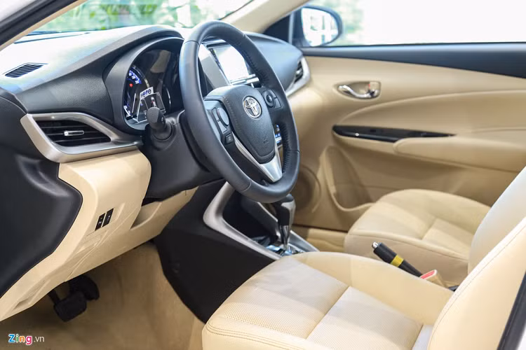 Cách bố trí bên trong nội thất của Toyota Vios 2020 cũng không khác so với tiền nhiệm. Màn hình giải trí cảm ứng kích thước 7 inch. Vios 2020 vẫn duy trì lợi thế rộng rãi của đời trước, xe rộng hơn hẳn nếu so với Hyundai Accent và Honda City. 