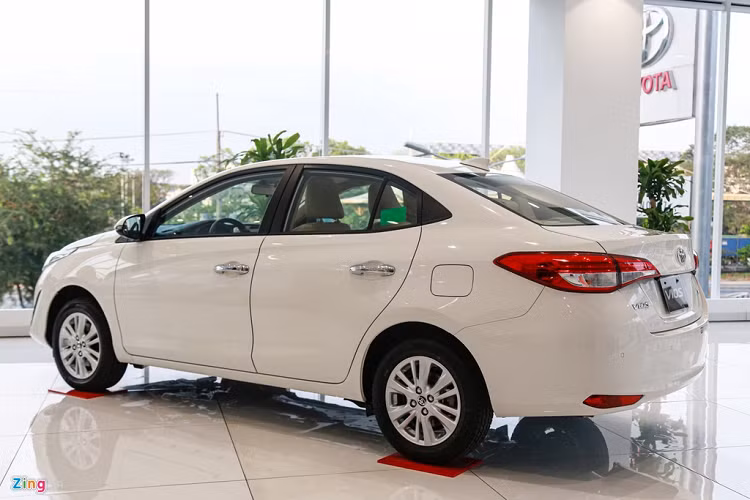 Xe có kích thước dài x rộng x cao lần lượt là 4.425 x 1.730 x 1.475 mm, chiều dài cơ sở ở mức 2.550 mm. So với Hyundai Accent và Honda City, chiều dài tổng thể và chiều dài cơ sở của Vios 2020 đều ngắn hơn.