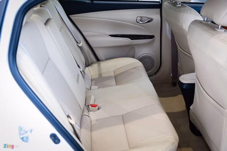 Toyota Vios 2020 vượt trội hơn đối thủ Hyundai Accent khi có tựa tay, nhưng lại không có cửa gió điều hòa như Honda City. Hàng ghế sau có thể gập lại để gia tăng không gian chứa đồ. 