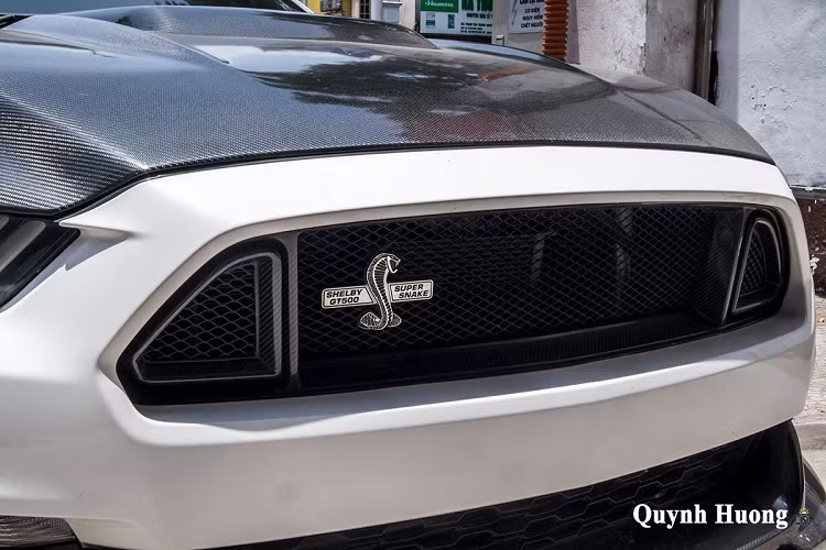 Sau khi tái xuất ở Hà Nội, Ford Mustang đã có "bộ móng" hoa mỹ hơn, không còn là màu đen đơn thuần, thay vào đó xe được điểm xuyết thêm lớp sơn vàng đầy cá tính. Được biết, riêng bộ mâm của xe đã tiêu tốn đến 50 triệu đồng và do hãng ACE cung cấp. Bên trong, cùm phanh hiệu suất cao của Brembo màu đỏ cũng là điểm nhấn để gia tăng tính thể thao cho xe. Gương chiếu hậu trên chiếc "ngựa hoang" phiên bản Convertible cũng ốp carbon và phần sườn xe cũng có trang bị tương tự.