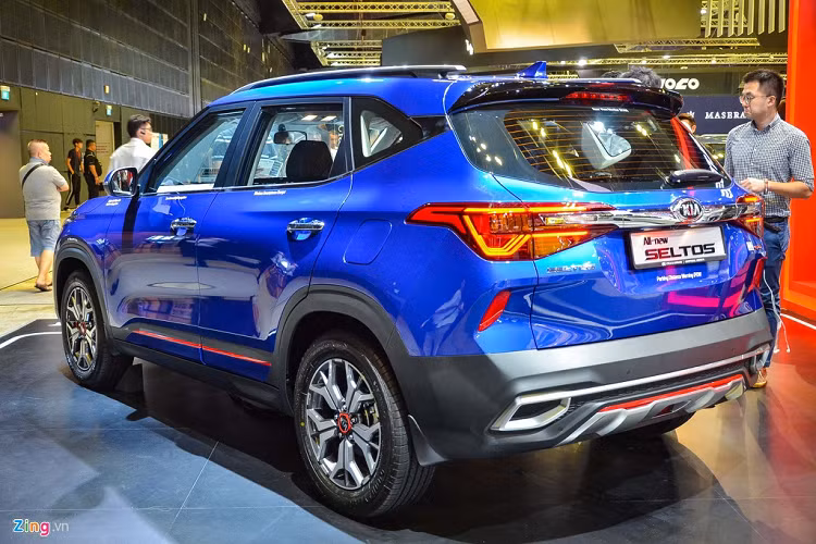 Kia Seltos 2020 mới sử dụng chung nền tảng với Hyundai Kona. Do đó, Seltos và Kona giống nhau về kích cỡ và kiểu dáng nhưng có ngôn ngữ thiết kế khác nhau. 