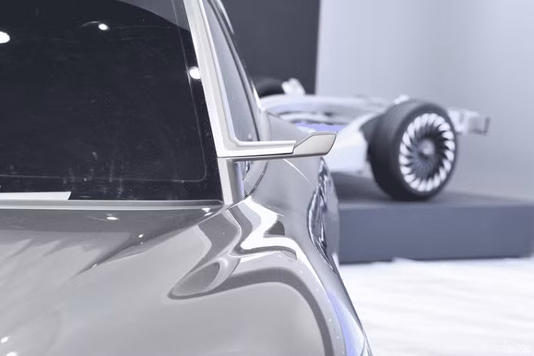 Voyah i-Free được chế tạo trên khung gầm xe điện Electric Smart Secure Architecture (ESSA) mới phát triển của Dongfeng. Khung gầm này sử dụng một hệ truyền động điện gọi là Multi-choice Valuable Power (MVP). Ban lãnh đạo công ty dường như rất thích dùng các cụm từ viết tắt tinh vi, và bản thân cái tên Voyah cũng là từ rút ngọn của Voyage.