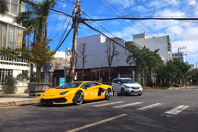 Chưa dừng lại đó bảng điều khiển trung tâm của siêu xe Lamborghini Aventador SVJ cũng được sửa đổi lại đôi chút so với đàn anh Lamborghini Aventador SV. Màn hình của Lamborghini Aventador SVJ hoàn toàn mới mang đến trải nghiệm thú vị hơn. Hai bên thành ghế có logo SVJ.