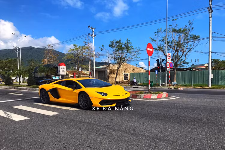 Mô-men xoắn cực đại của Lamborghini Aventador SVJ cũng được nâng cấp thêm 30 Nm lên mức 720 Nm so với các dòng siêu xe Aventador còn lại. Đáng tiếc thay là thời gian tăng tốc từ vị trí xuất phát lên 100 km/h của Lamborghini Aventador SVJ không thể thấp hơn con số 2,8 giây của "đàn anh" Lamborghini Aventador SV tạo ra. Vận tốc tối đa của siêu xe hàng hiếm mới về Việt Nam cũng dừng lại ở con số 350 km/h.