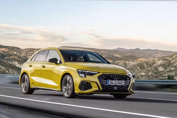 Chiếc Audi S3 2021 mới có kích thước tổng thể rộng 1,82 mét và cao 1,43 mét, đi cùng trục cơ sở dài 2,64 mét. Phiên bản năm cửa có chiều dài 4,5 mét trong khi bản Sportback ngắn hơn, đạt 4,34 mét. Về khoang hành lý, chiếc Sportback năm cửa có khoang hành lý 325 lít và mở rộng lên 1.145 lít khi gập ghế. Bản năm cửa có khoang hành lý 370 lít.