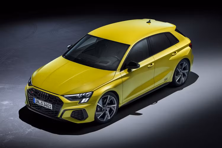 Ngoài ra, Audi cũng sẽ bán ra phiên bản Edition One, được sản xuất giới hạn trong một thời gian ngắn. Phiên bản đặc biệt này sẽ được bán ra với hai màu sơn đặc biệt là Python Yellow cho chiếc Sportback và Tango Red cho chiếc Sedan, mâm 19 inch tiêu chuẩn, các chi tiết sơn đen và nội thất bọc da Nappa.