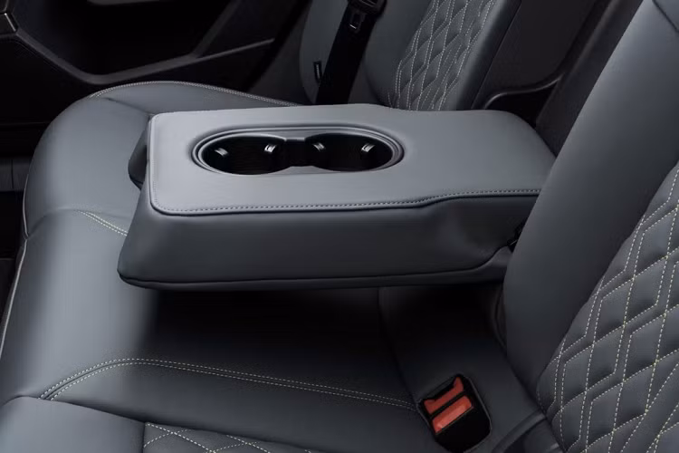 Audi trang bị cho S3 mới hệ thống treo bốn liên kết ở cầu sau cùng hệ thống đánh lái bốn bánh. Thông qua các chế độ lái, thân xe có thể được hạ thấp thêm 15 mm so với tiêu chuẩn. Hệ thống treo thích ứng cũng có thể được trang bị thông qua gói nâng cấp S. Mâm xe tiêu chuẩn sẽ có kích thước 18 inch và có thể nâng cấp với kích thước tối đa 19 inch.
