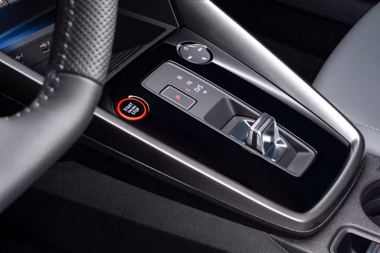 Một loạt các hệ thống an toàn sẽ được trang bị trên mẫu xe này, bao gồm cảnh báo lệch làn đường, cảnh báo trước đầu xe. Các hệ thống như hỗ trợ rẽ kết hợp cùng cảnh báo chuyển làn và cảnh báo người ra khỏi xe, hệ thống cảnh báo phương tiện cắt ngang, hỗ trợ đỗ xe sẽ được bán dưới dạng tùy chọn.