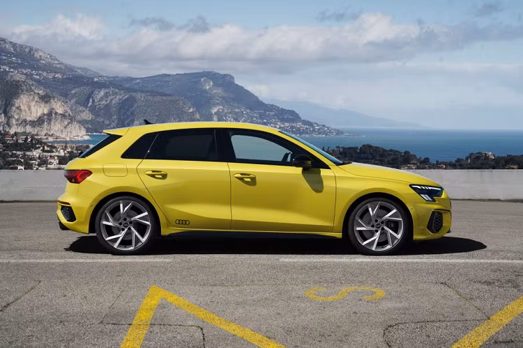 Bước vào bên trong, khoang lái của bộ đôi Audi S3 Sportback và S3 Sedan nổi bật với bộ ghế thể thao mới, kết hợp cùng vô-lăng đáy phẳng và một số chi tiết ốp nhôm hoặc sợi carbon tạo sự thể thao. Tiêu chuẩn, xe được trang bị màn hình 10,25 inch cùng màn hình giải trí cảm ứng kích thước 10,1 inch.