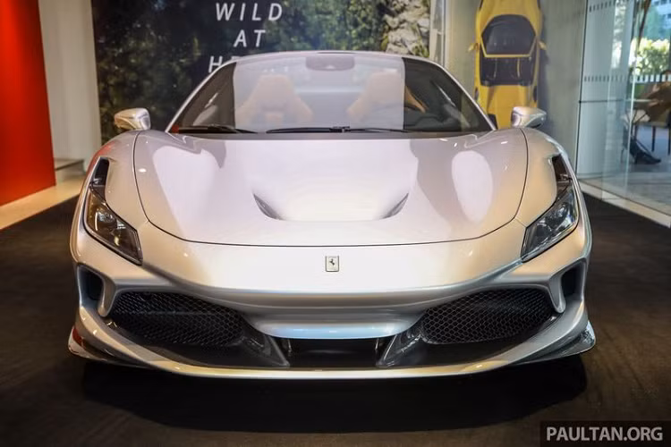 Về thiết kế ngoại thất, F8 Spider sở hữu ngôn ngữ thiết kế "S-Duct" với họng hút gió trước lấy cảm hứng từ xe đua F1, giúp tăng thêm 15% lực ép xuống mặt đường so với mẫu xe tiền nhiệm.