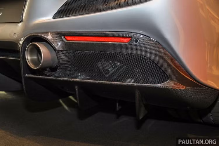 Bản thân động cơ này rất giống với đơn vị trên siêu xe Ferrari 488 Pista, vì vậy, nó cũng cho ra những "tiếng gầm thét" giống nhau ngay khi xe bắt đầu khởi động. F8 Spider được trang hệ thống ống xả tương tự F8 Tributo, đều làm từ vật liệu Inconel trọng lượng nhẹ. Theo Ferrari, siêu xe mui trần mới nhất có trọng lượng khô (khi xe được đắp đủ các bộ phận bằng sợi carbon) là 1.400 kg, nặng hơn một chút so với người anh em coupe.